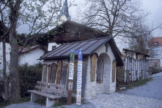 Totenbretter in St. Englmar, Bayern, 27. April 2002