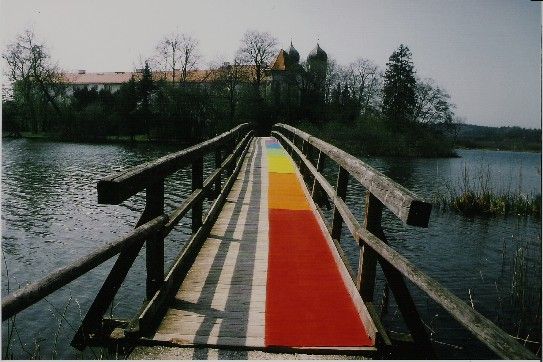 Holzbrücke zum Kloster Seeon, Bayern, 20. April 2000
