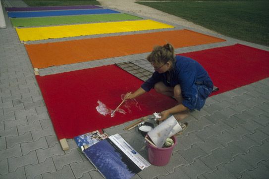Die Künstlerin bei der Herstellung ihrer Farbfahnen, Sigmaringen, 26. Juli 1998
