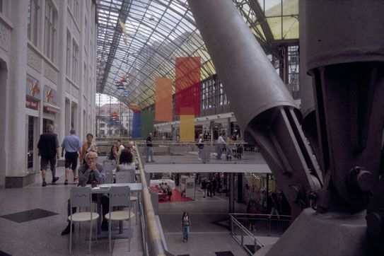 Farbfahnen im Einkaufszentrum Goethe-Galerie Jena, Mai 2002