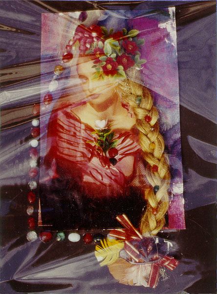 „Madonna”, Collage 50x70cm, Aquarell, Haar, Federn, Schleifen, Perlen, Plastik-Blumen, Klarsichtfolie, 1987
