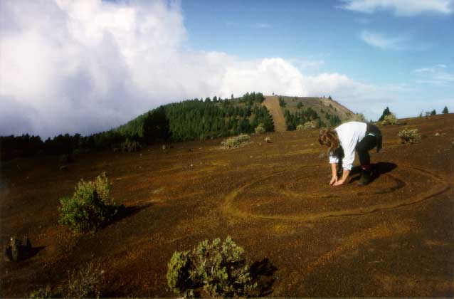 „Circulo de piedra” (der Steinkreis), Naturbild aus Steinen auf Lavasand, Insel La Palma, 1998