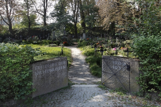 Enthüllung und Segnung eines Seelenbretts® auf dem Friedhof der Namenlosen in Wien-Albern am 23. September 2009; Foto © Hans Prammer, Wien