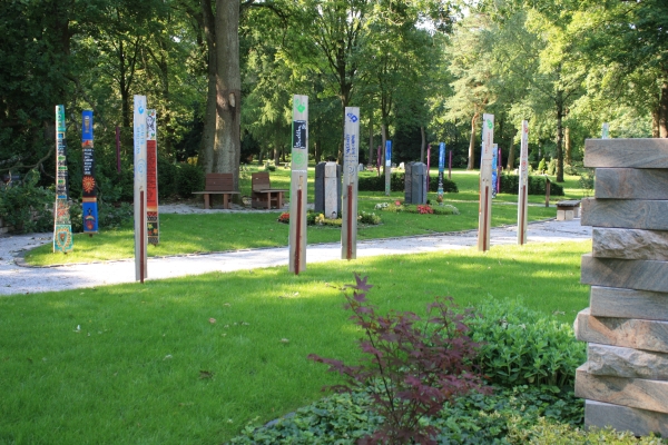 Seelenbretter® von Bali Tollak auf dem Hauptfriedhof in Mönchengladbach (Juni bis Oktober 2014)